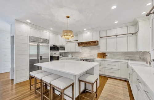 East Falmouth Casa | Luxurious 7-Bedroom Home in Falmouth