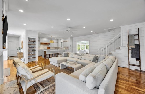 East Falmouth Casa | Luxurious 7-Bedroom Home in Falmouth