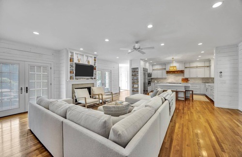 East Falmouth Casa | Luxurious 7-Bedroom Home in Falmouth