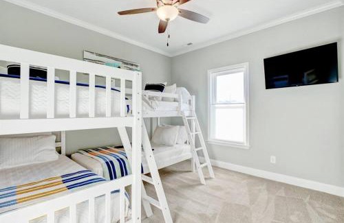 Sneads Ferry Villa | Luxurious 7BR Beach Home Ocean Views, Pool, Hot Tub