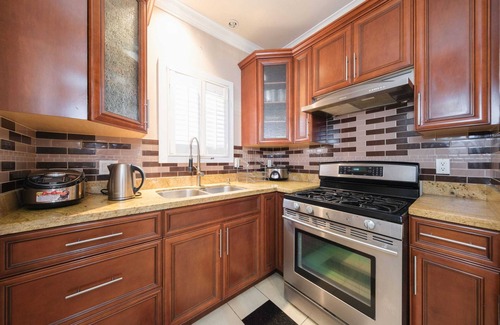 Riley Park-Little Mountain Casa | Luxurious 8-Bedroom Villa in Central Vancouver