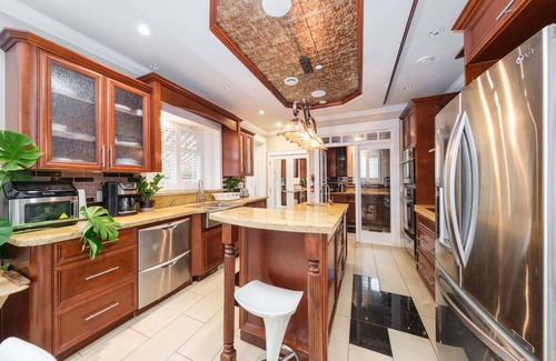 Riley Park-Little Mountain Casa | Luxurious 8-Bedroom Villa in Central Vancouver