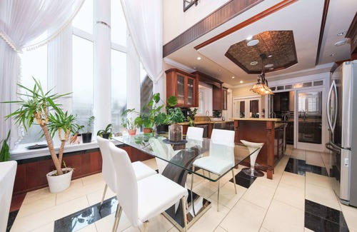 Riley Park-Little Mountain Casa | Luxurious 8-Bedroom Villa in Central Vancouver