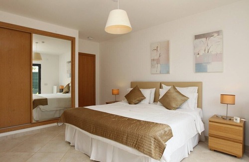 Vila Real Santo Antonio Villa | Villa lujosa y contemporánea con piscina climatizada, WiFi y Home Cinema 6879 / AL