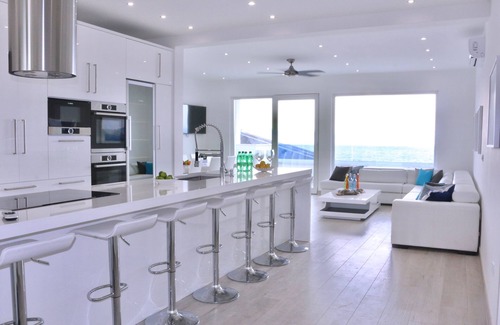 Drasnice Villa | Lujoso y moderno con piscina, roofdeck y vistas. Pasos de la playa