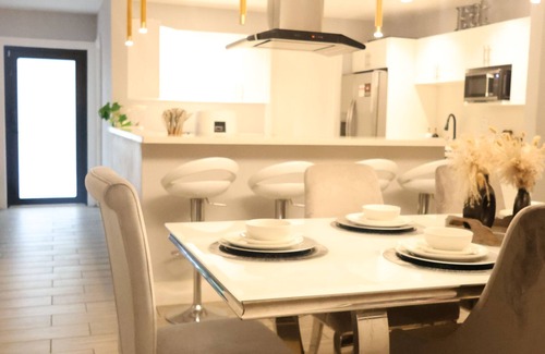 Westchester Casa | Luxurious and spacious house with excellent location, ideal for large families.