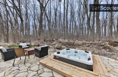 L'Ile-Bizard Casa | Luxurious and unique fully furnished Villa , tastefully decorated.