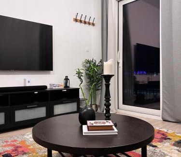 Madinat Zayed Apartamento | luxurious apartment 1BR Stay steps to Ferrari & Warner Bros Yas Mall