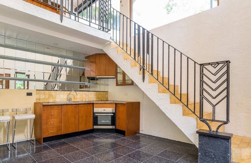 Hamilton Casa | Luxurious Art Deco House in Upscale Hamilton