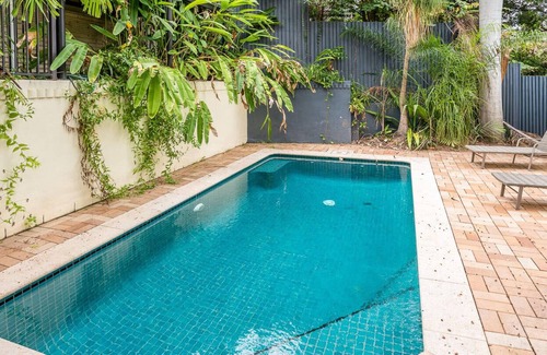 Hamilton Casa | Luxurious Art Deco House in Upscale Hamilton