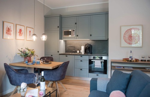 Friedeburg Condominio | Luxurious Attena vacation apartment in Karl-Georgs-Forst; dogs welcome