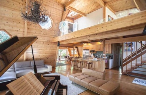 Uptown Brisbane Casa | Luxurious Bayview Treehouse: Hot Tub, 15 min to SF