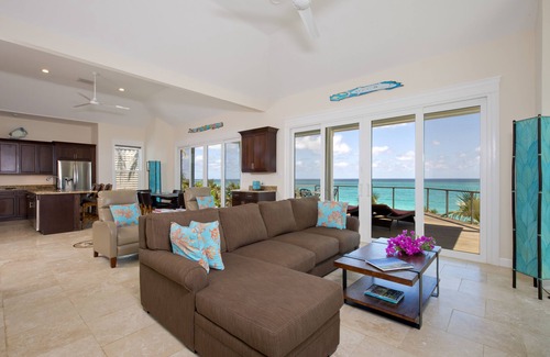 Governor's Harbour Villa | Nueva y lujosa casa frente al mar con piscina privada en Prestigious Banks Road