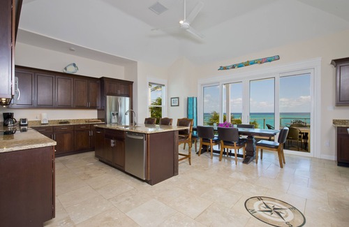 Governor's Harbour Villa | Nueva y lujosa casa frente al mar con piscina privada en Prestigious Banks Road
