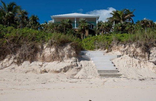 Governor's Harbour Villa | Nueva y lujosa casa frente al mar con piscina privada en Prestigious Banks Road