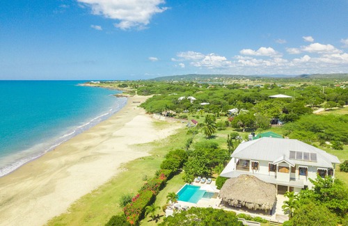 Treasure Beach Villa | De lujo frente a la playa Villa con piscina - Out of the Blue Villa