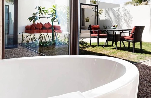 Salalah Hotel | Luxurious Beach Getaway! King Stay w/Outdoor Pool, Spa, Gym ,& Free Parking!