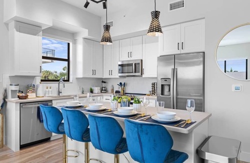 West Palm Beach Apartamento | Luxurious Brand-New Coastal 2 Bedroom