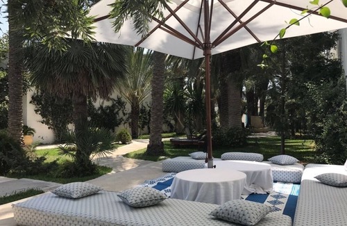 Mahdia Casa | Lujoso bungalow en el centro de la ciudad, con piscina y a pocos pasos de la playa.