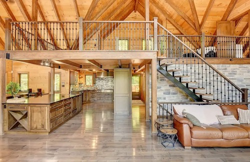 Saint-Calixte Chalet De Esquí | Luxurious chalet featuring a jacuzzi, pool, small lake, sauna and pool table.