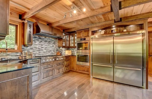 Saint-Calixte Chalet De Esquí | Luxurious chalet featuring a jacuzzi, pool, small lake, sauna and pool table.