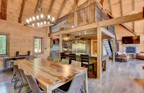 Saint-Calixte Chalet De Esquí | Luxurious chalet featuring a jacuzzi, pool, small lake, sauna and pool table.