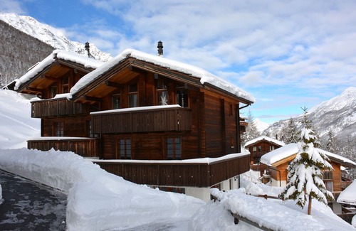 Saas-Fee Chalet De Esquí | lujoso chalet con gloriosas vistas al glaciar