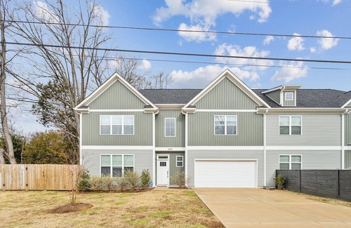 Hidden Valley Casa | Luxurious Charm & Comfort: Your Perfect Getaway; 6 mi from Downtown Charlotte!