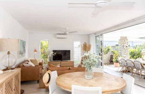 Casuarina Casa | Luxurious Coastal Beach House - 4 mins walk to beach!