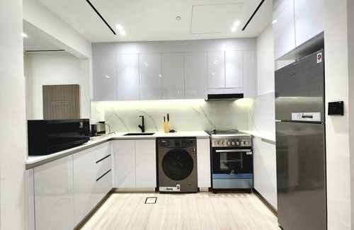 Al Quoz Apartamento | Luxurious Comfort in JVC
