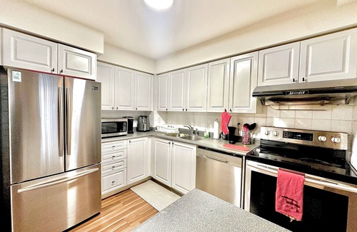 Downtown Mississauga Casa | Modern & Cozy 1BR w/ parking by Square One
