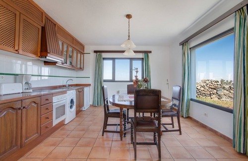 Tinajo Casa | Lujosa casa rural "El Quinto" con piscina, terraza, jardín y Wi-Fi