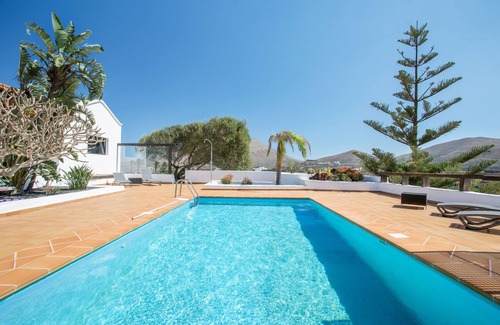 Tinajo Casa | Lujosa casa rural "El Quinto" con piscina, terraza, jardín y Wi-Fi