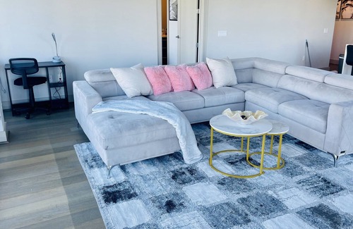 Uptown Apartamento | Luxurious & cozy 2bedroom/2bath apt (Victory park)