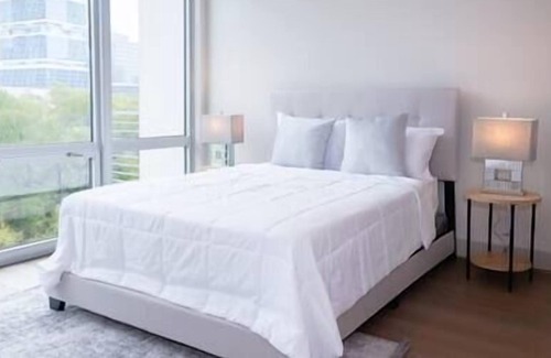 Uptown Apartamento | Luxurious & cozy 2bedroom/2bath apt (Victory park)