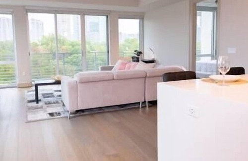 Uptown Apartamento | Luxurious & cozy 2bedroom/2bath apt (Victory park)
