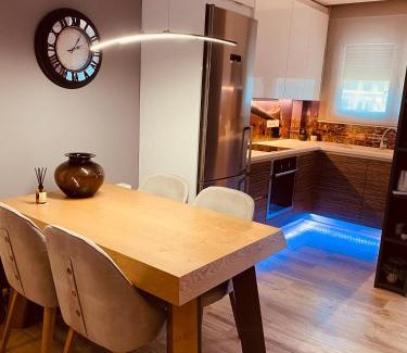 Ioannina Apartamento | Luxurious & cozy down town home 82’