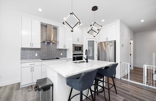 Southwest Edmonton Casa | Luxurious, Cozy, & Modern 4 bedroom Home—Airconditioned + Netflix + Free Parking