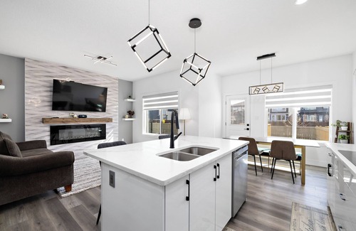 Southwest Edmonton Casa | Luxurious, Cozy, & Modern 4 bedroom Home—Airconditioned + Netflix + Free Parking
