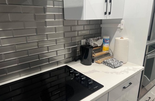 Southwest Edmonton Casa | Luxurious, Cozy, & Modern 4 bedroom Home—Airconditioned + Netflix + Free Parking