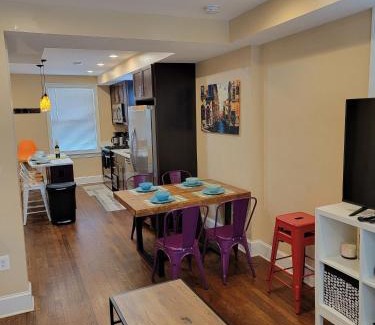 Washington Cama Y Desayuno | Luxurious DC Townhome ideal for Large Families plus Free Parking
