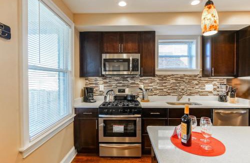 Washington Cama Y Desayuno | Luxurious DC Townhome ideal for Large Families plus Free Parking