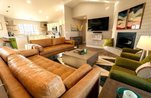 Twentynine Palms Casa | Luxurious Desert Oasis 🏜 JACUZZI AND GAMEROOM