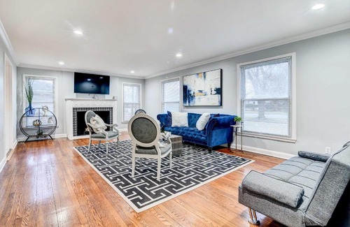 Highland Park Casa | Luxurious Detroit Home - Walk to Golf and Park!