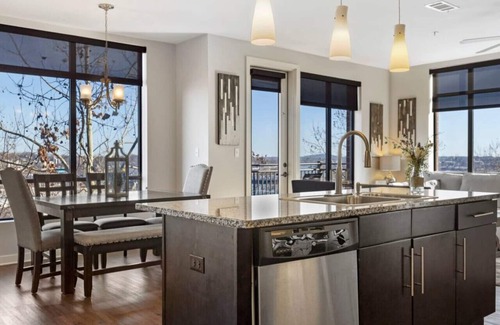 Rolling Mill Hill Condominio | Centro de lujo en la esquina de la unidad con 2 camas, 2 baños, vistas a la ciudad y al río, n. ° 211