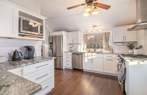 Milford Casa | Luxurious downtown home w/ hot tub