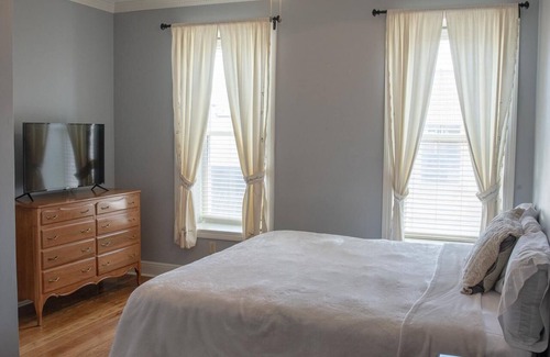 McMinnville Casa | Luxurious Downtown Townhouse