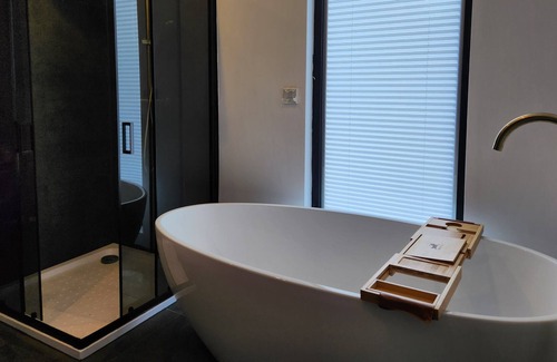 Menaldum Cabina | Luxurious, Eco, Steel Cabin with bath and large private garden.