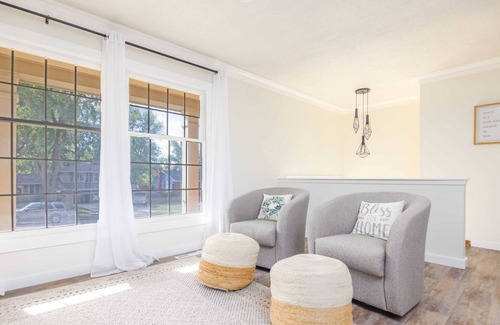 West Des Moines Casa | Luxurious Family Friendly 5 Bedroom House