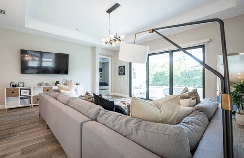 Parkland Casa | Luxurious Family Home - Spacious Kitchen & BBQ